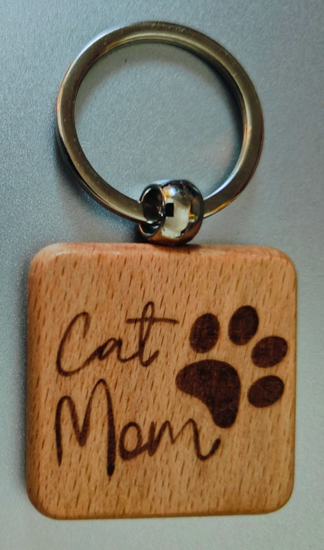 Porte-clés en bois gravé – “Cat Mom”