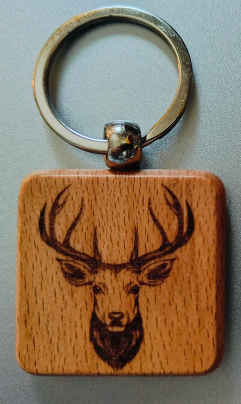 Porte-clés en bois gravé - Cerf majestueux