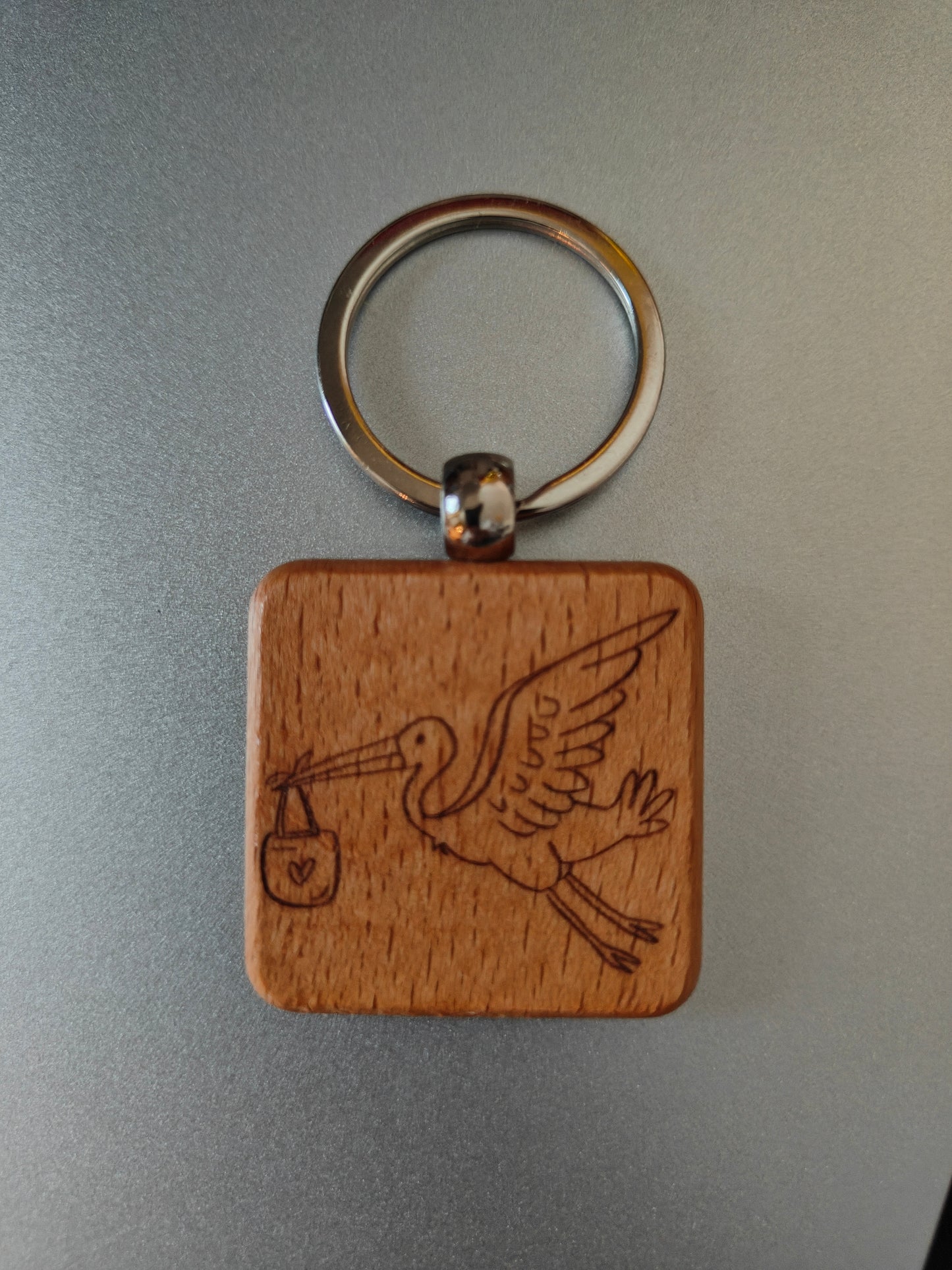 Porte-clés en bois gravé – Cigogne & petit cœur