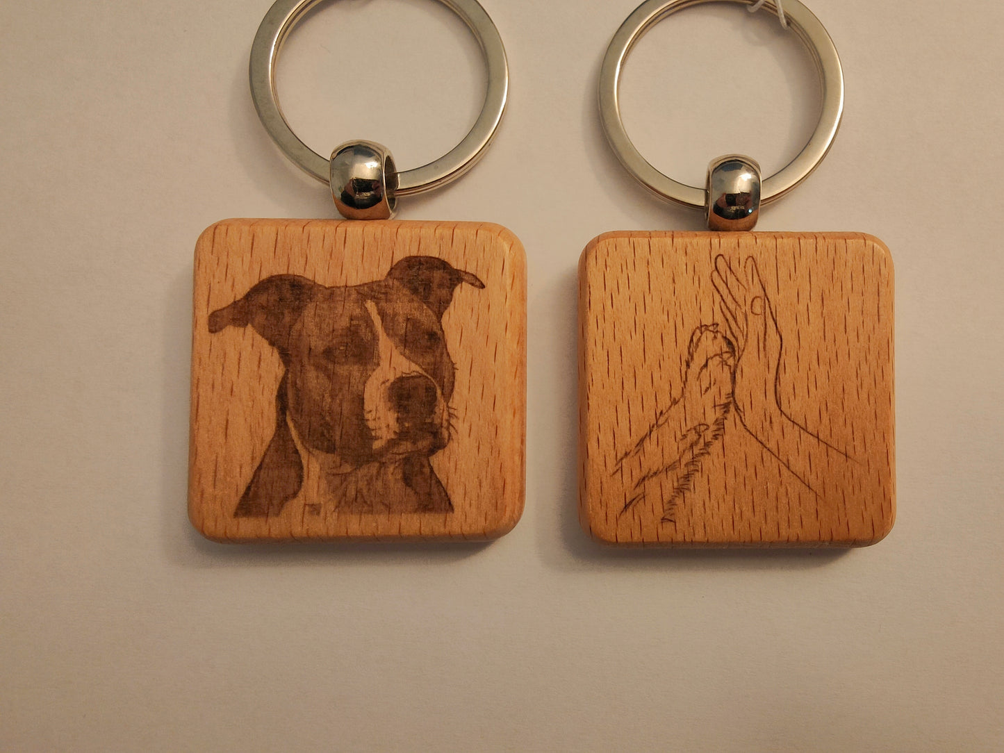 Porte-clés en bois gravé – Chiens