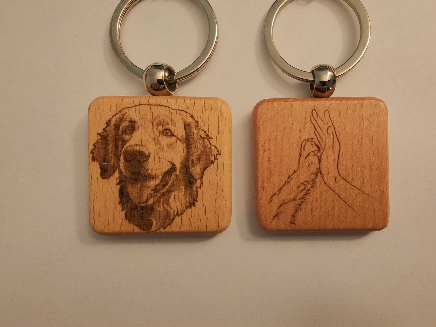 Porte-clés en bois gravé – Chiens