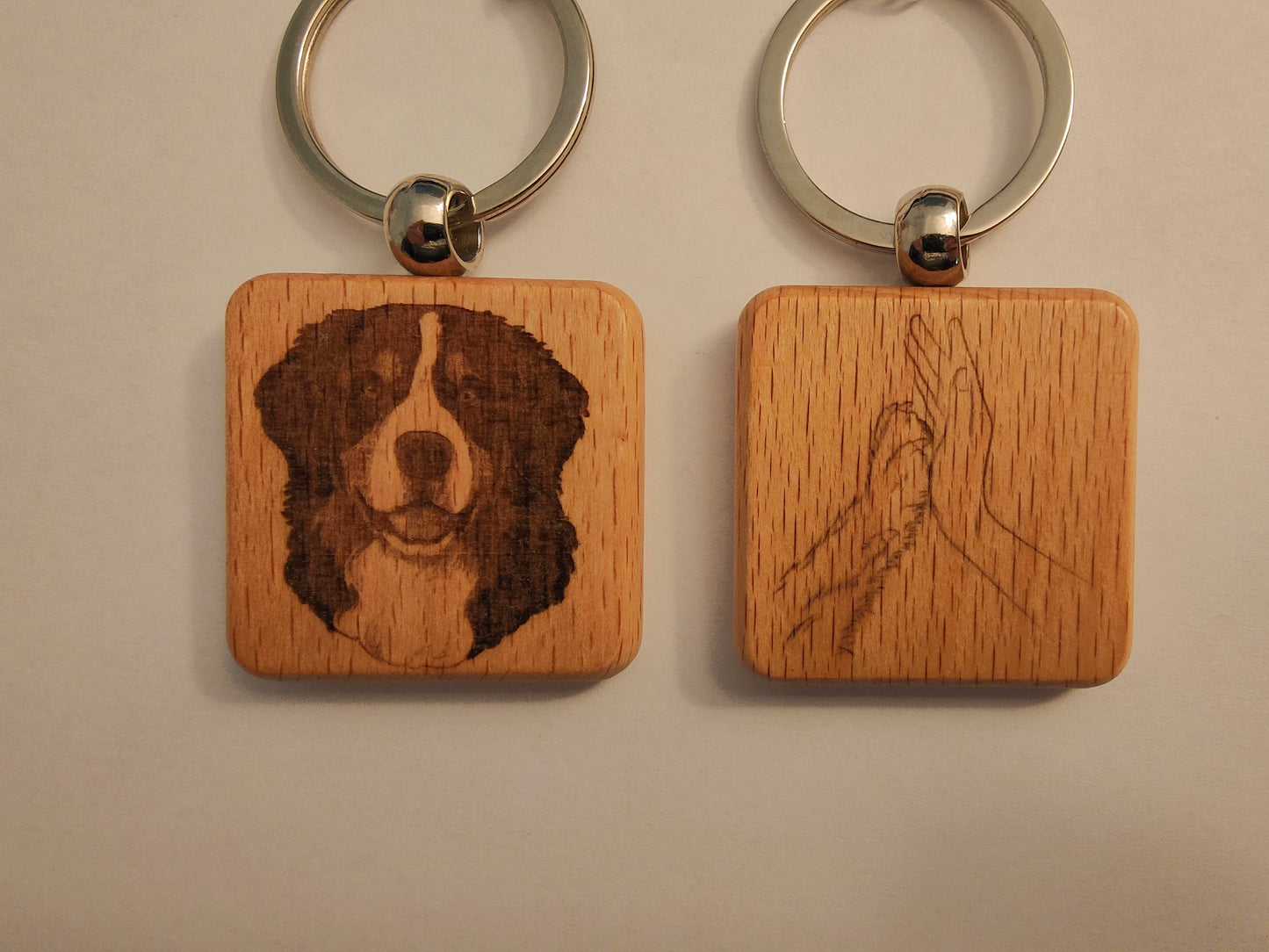 Porte-clés en bois gravé – Chiens