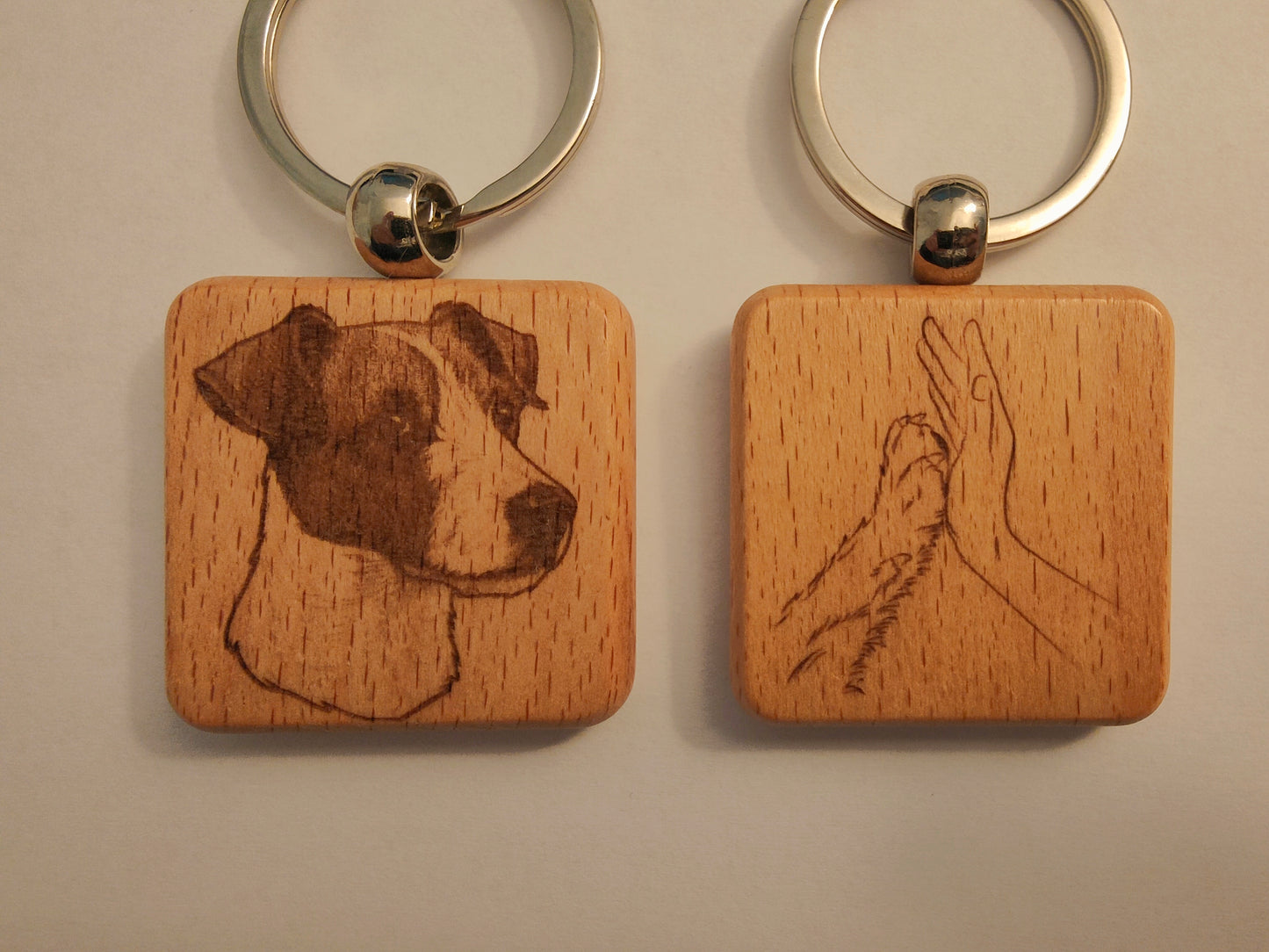 Porte-clés en bois gravé – Chiens