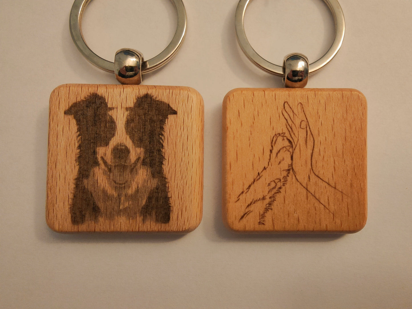 Porte-clés en bois gravé – Chiens