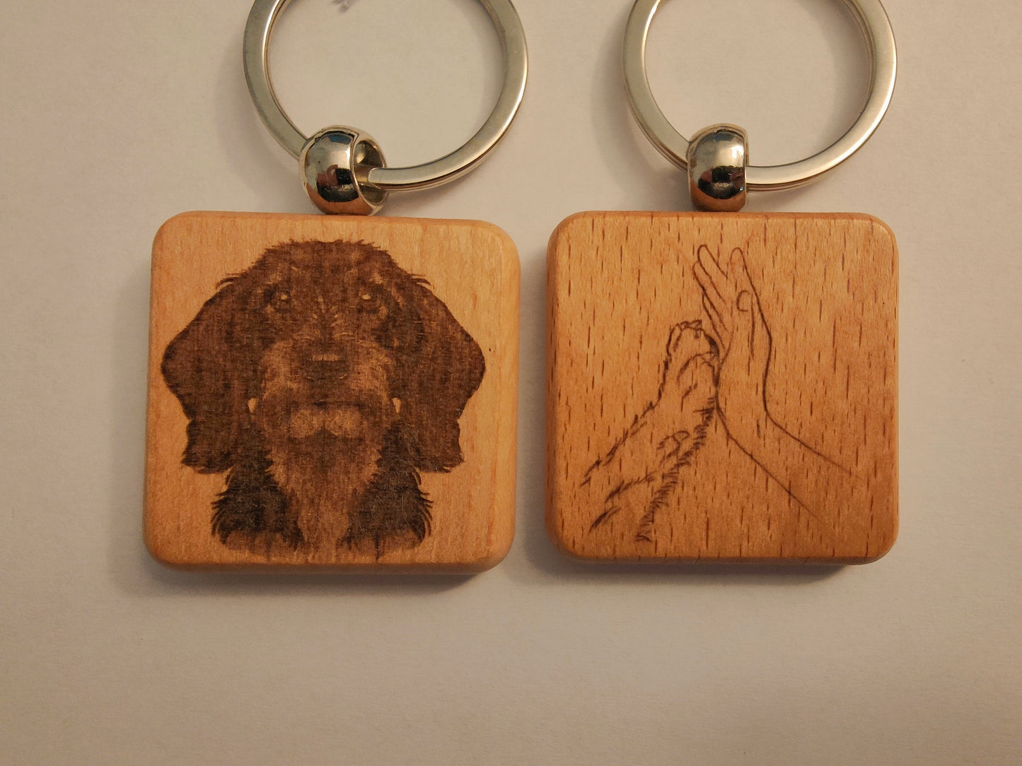 Porte-clés en bois gravé – Chiens