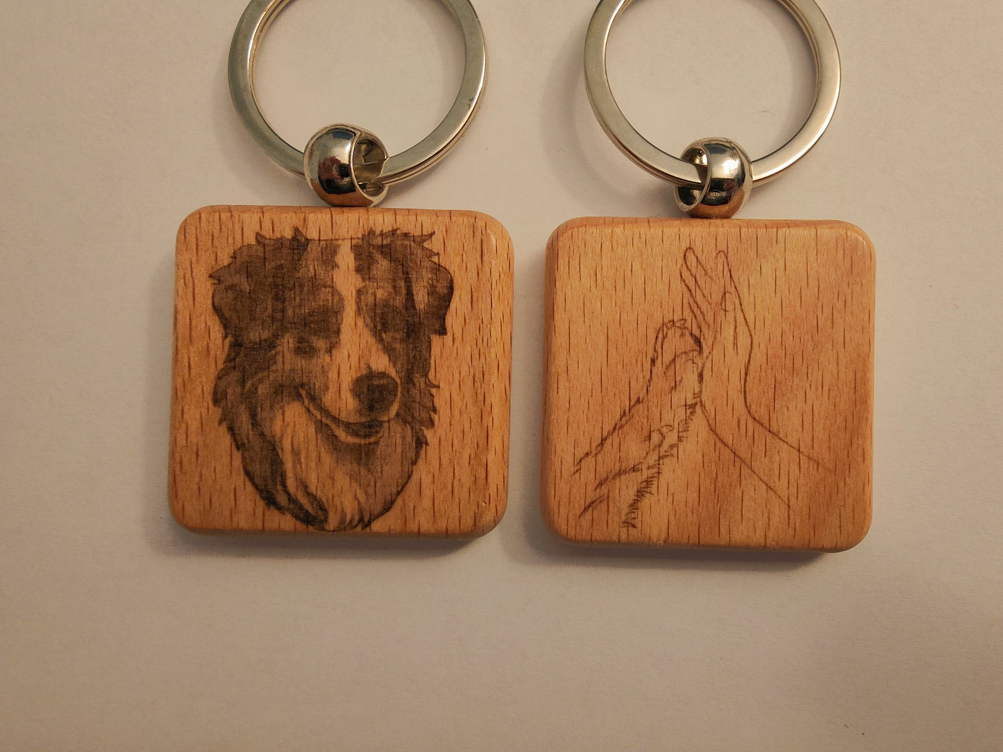 Porte-clés en bois gravé – Chiens