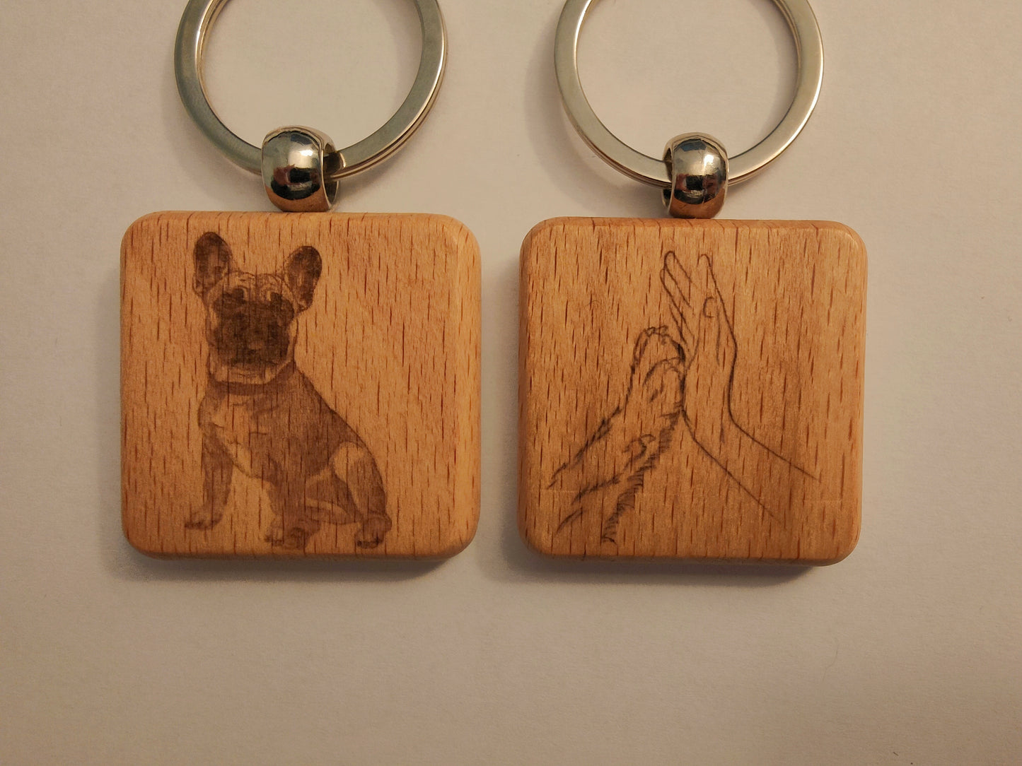 Porte-clés en bois gravé – Chiens