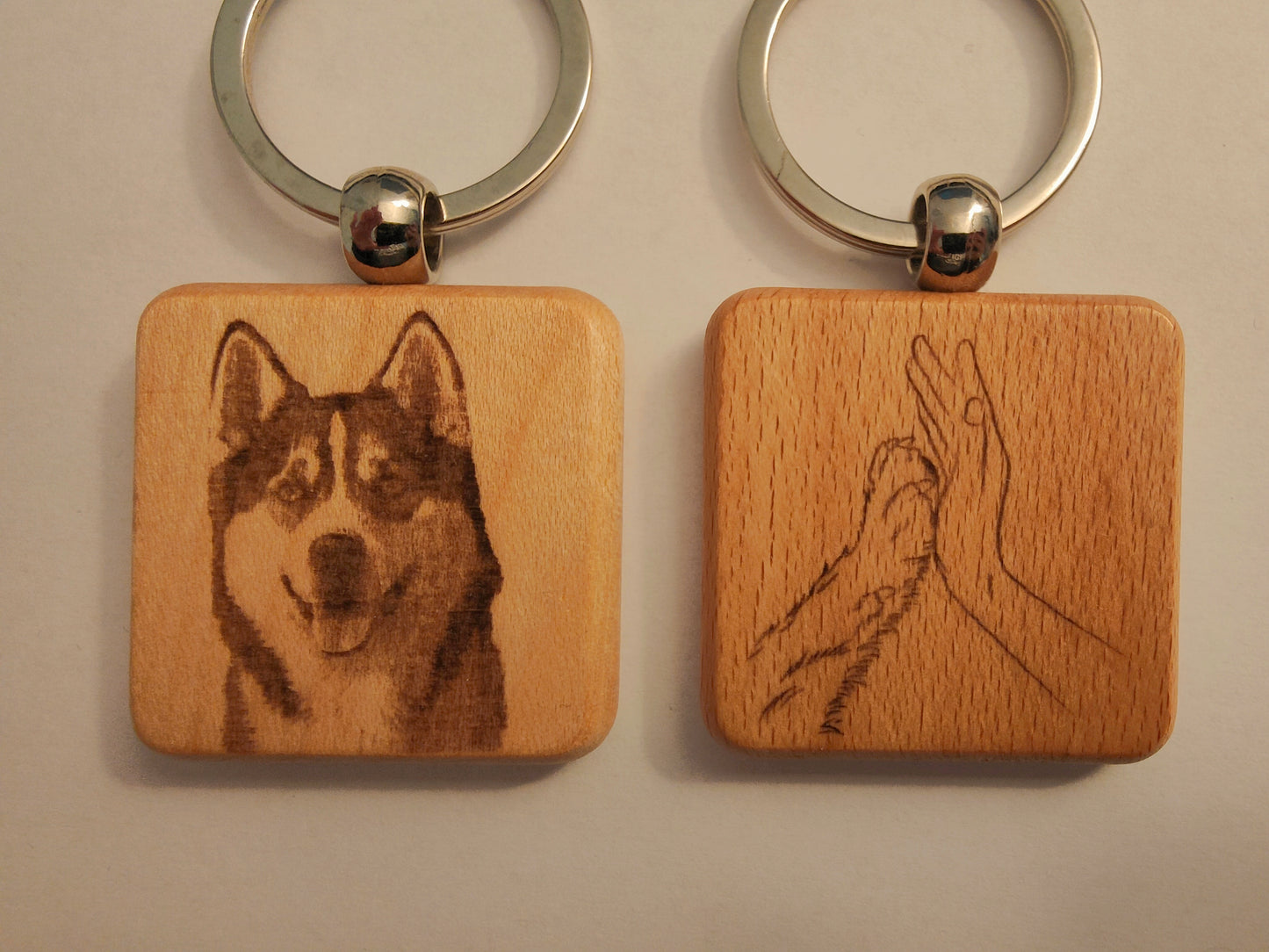 Porte-clés en bois gravé – Chiens