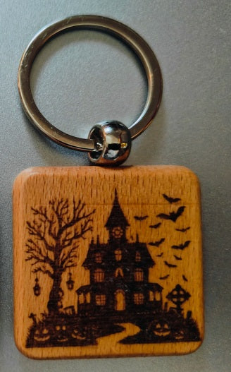 Porte-clés en bois gravé – Maison hantée & citrouilles