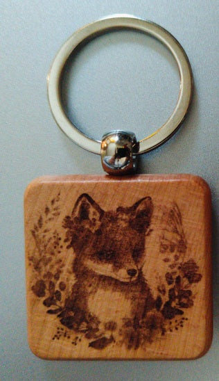 Porte-clés en bois gravé – Renard & feuillage