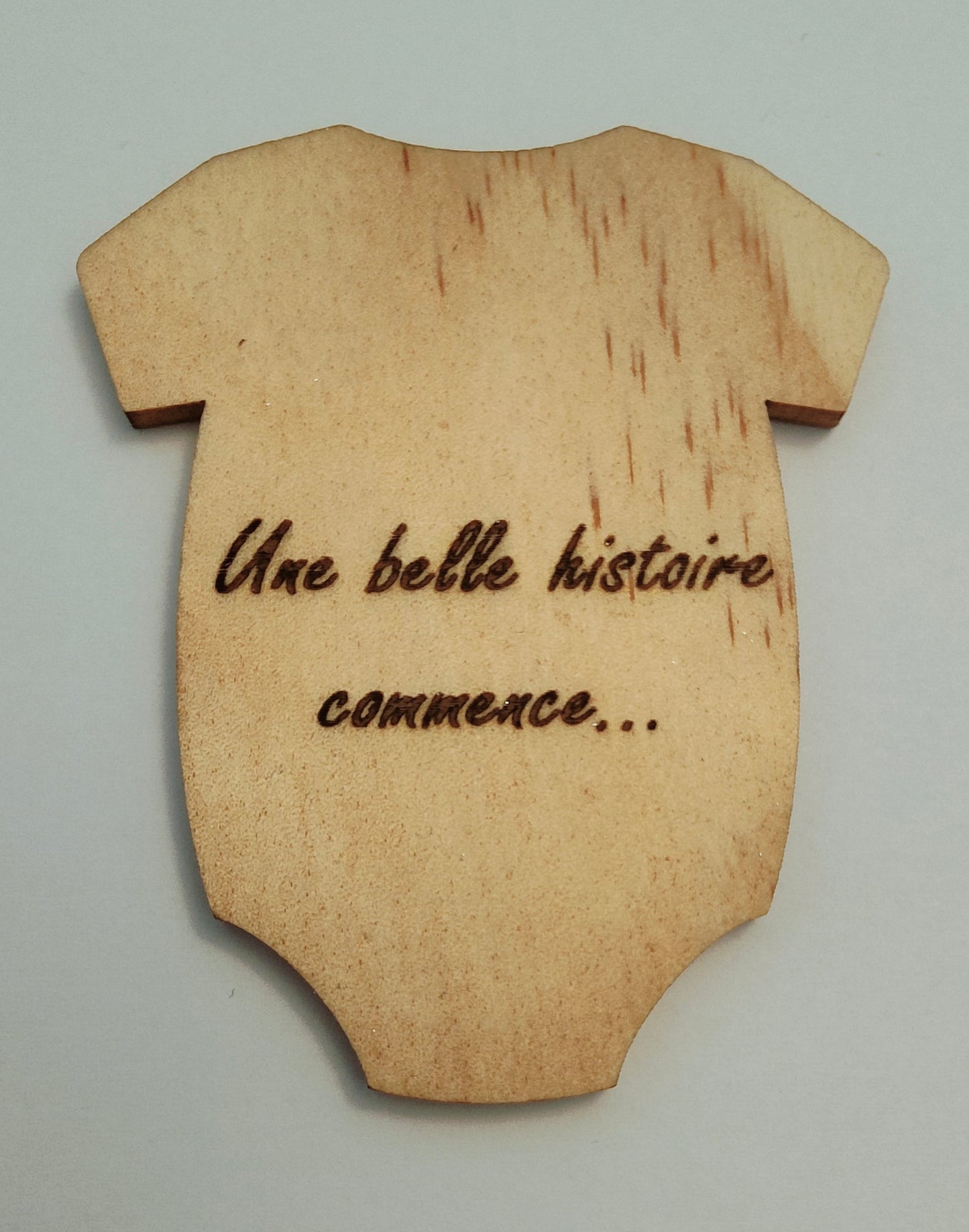 Annonce grossesse - body en bois - Une belle histoire commence