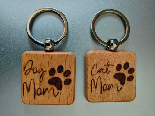 Porte-clés en bois gravé – “Dog Mom”